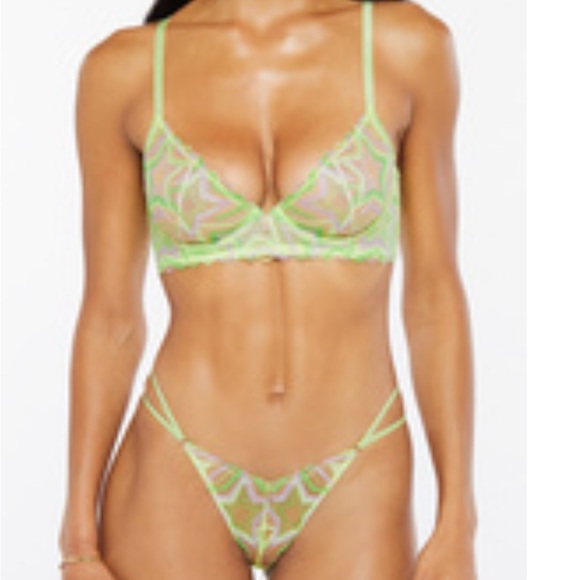 Savage x fenty SHINING STAR LACE STRING BIKINI
COLOR: LIME - Picture 1 of 4